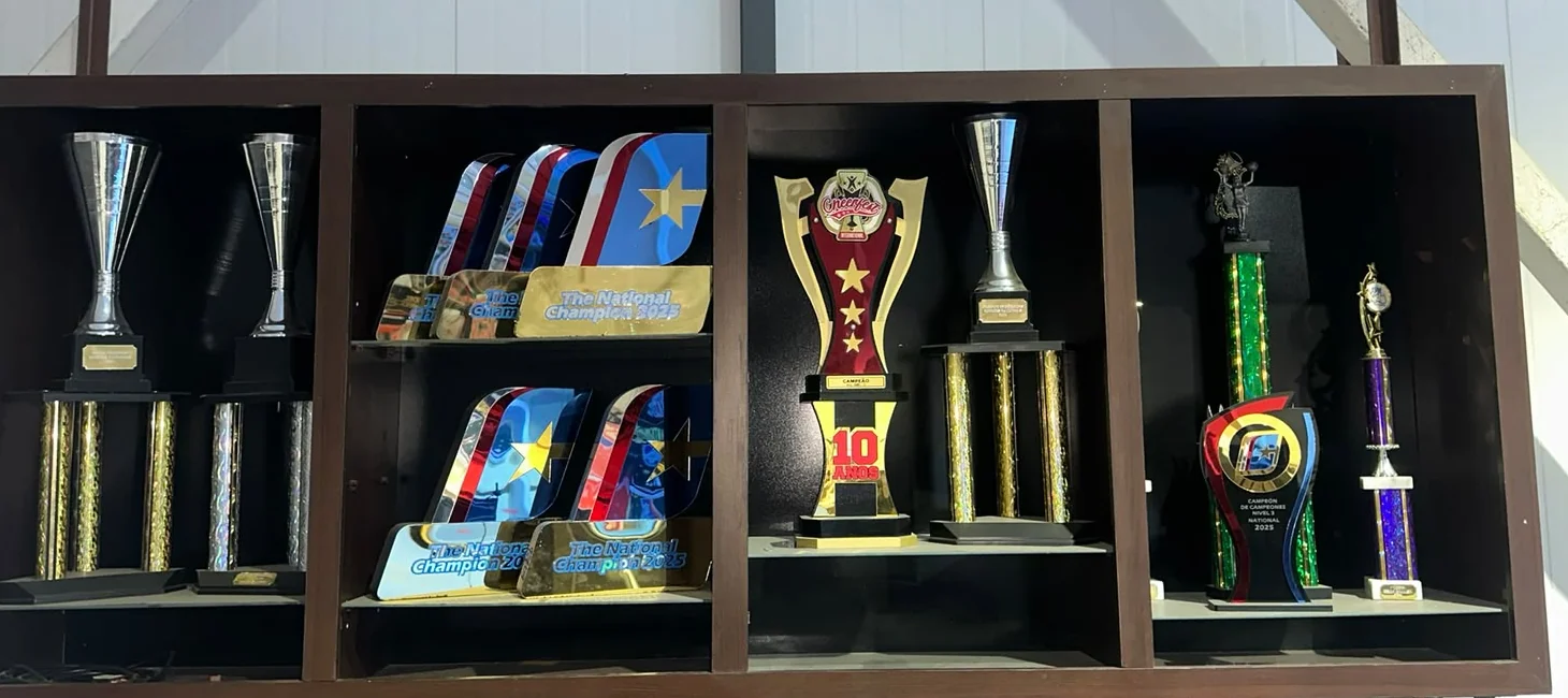 Vitrina real con trofeos obtenidos por Cheer Academy CATS