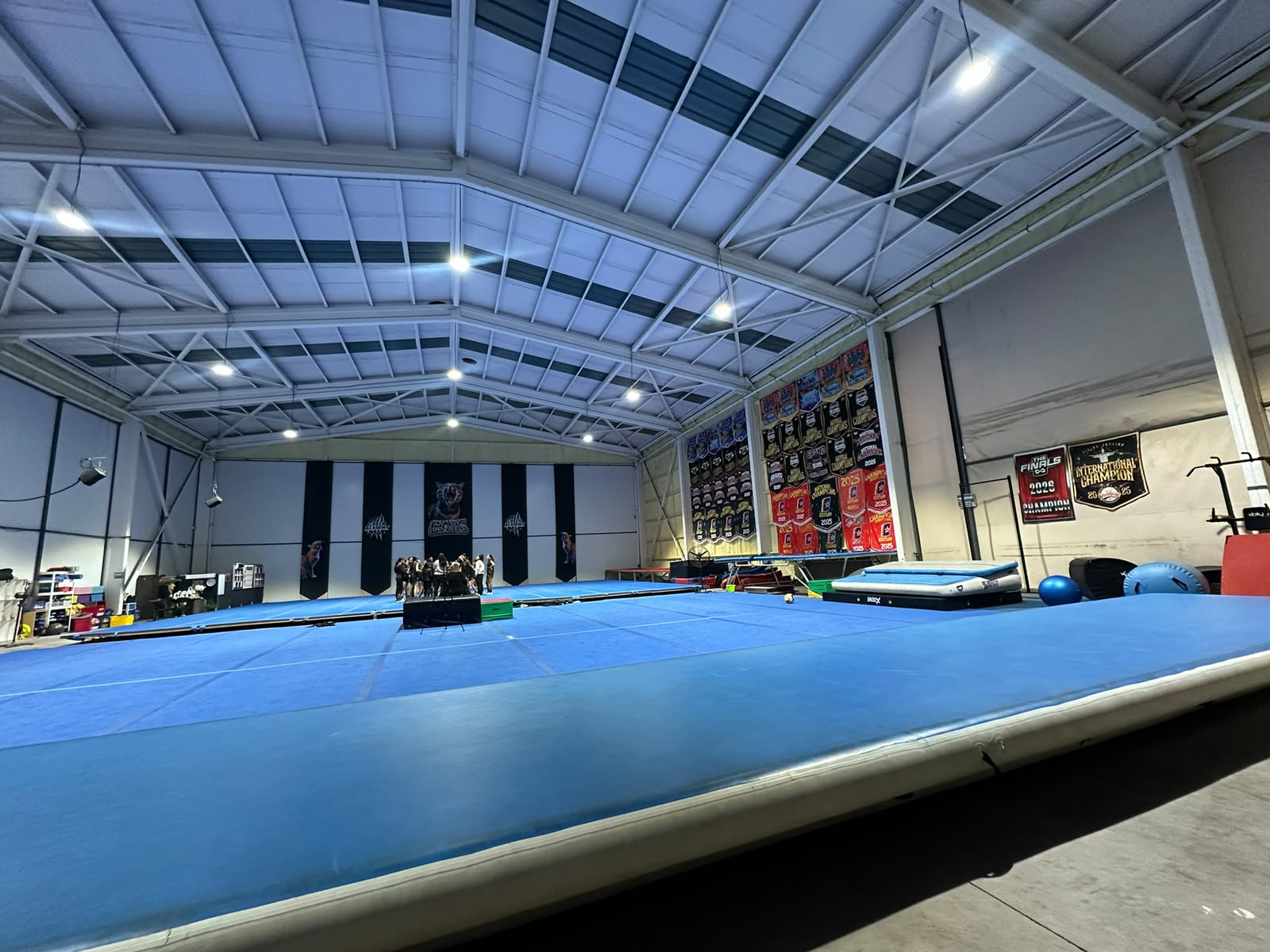 Zona de equipamiento del gimnasio Cheer Academy CATS