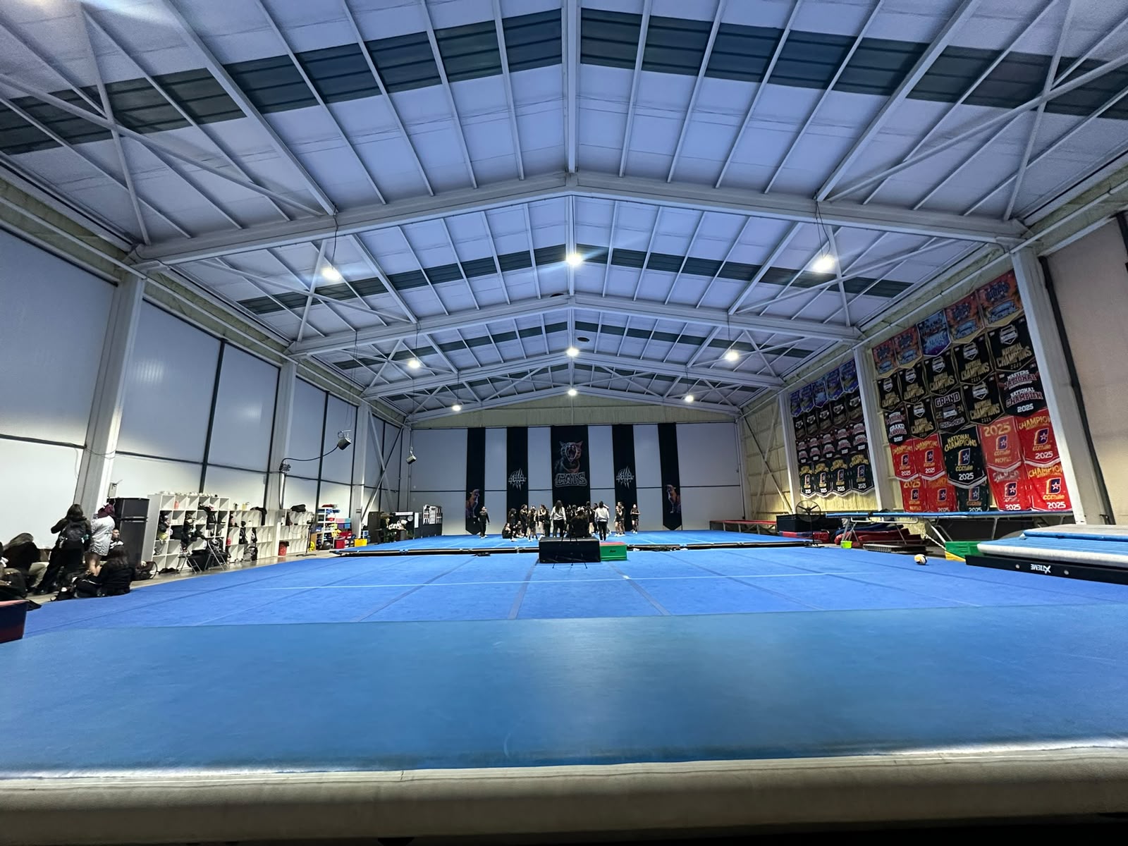 Vista amplia del piso principal de entrenamiento de Cheer Academy CATS
