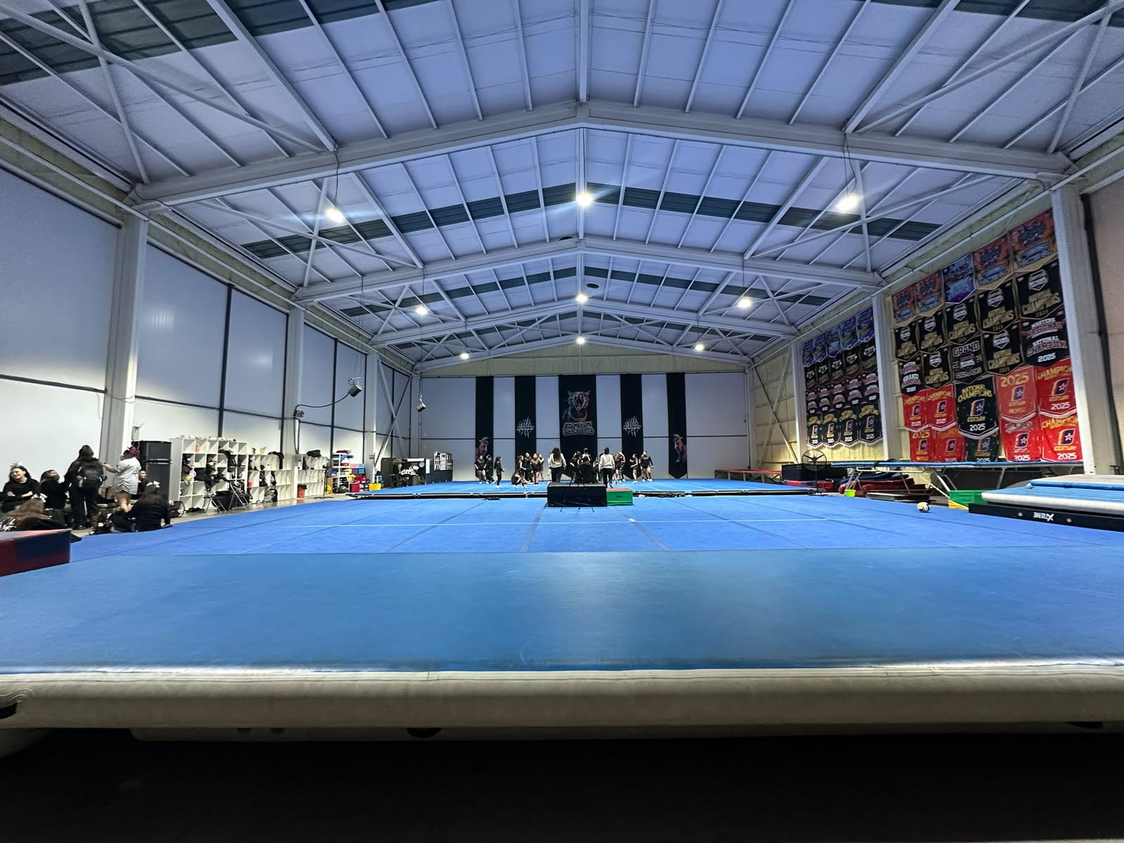 Espacio de entrenamiento grupal de Cheer Academy CATS