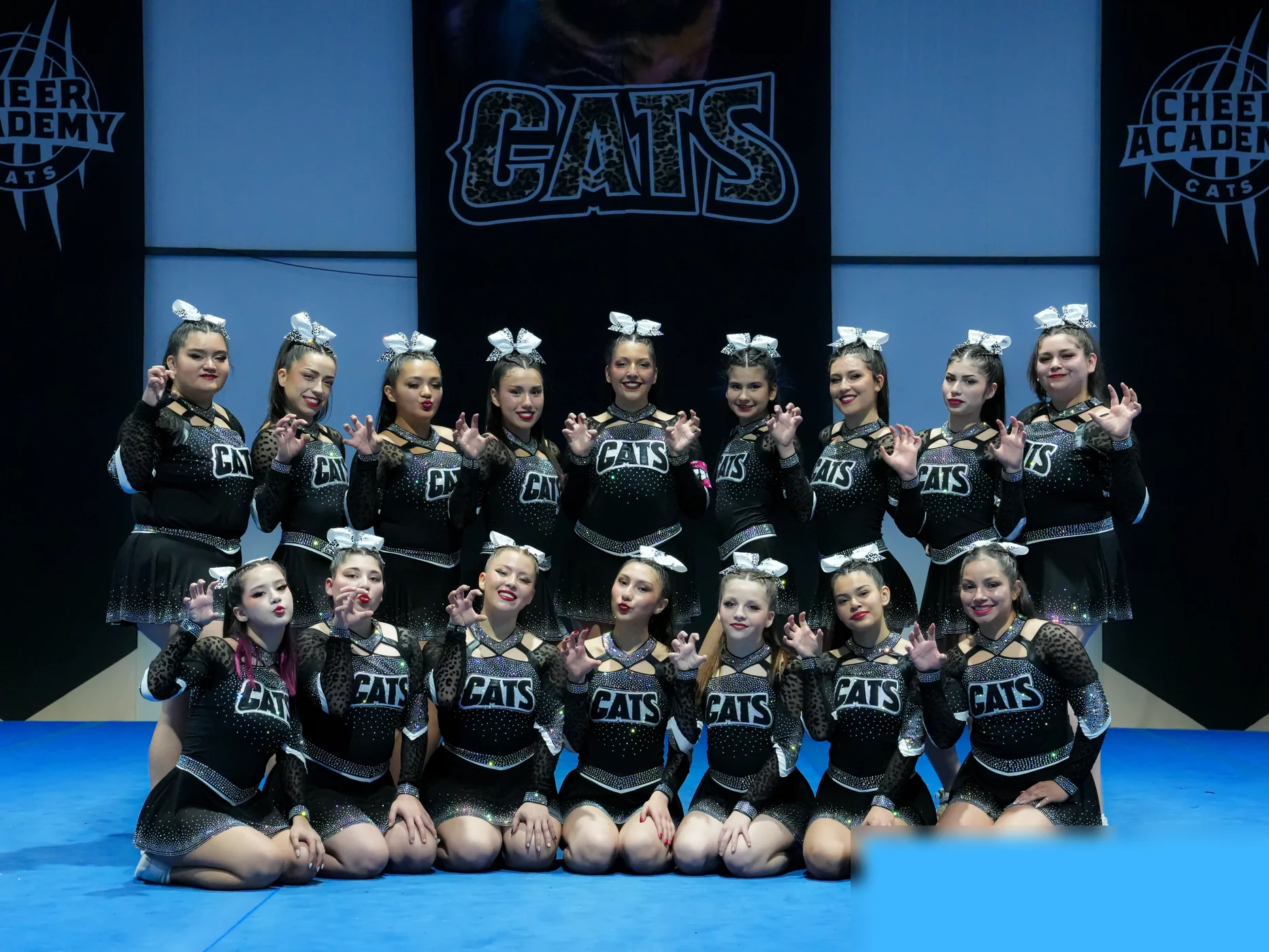 Atletas de Cheer Academy CATS en una fotograf&iacute;a de equipo