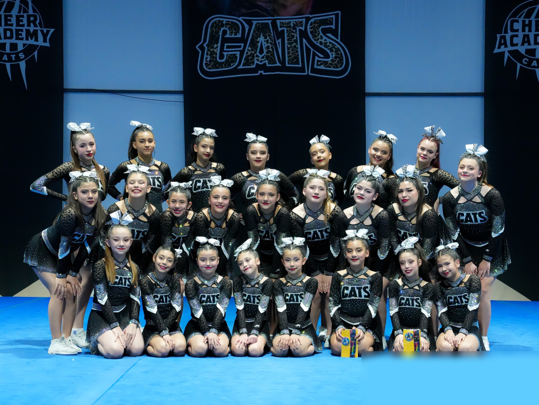 Atletas de Cheer Academy CATS en una fotografia grupal