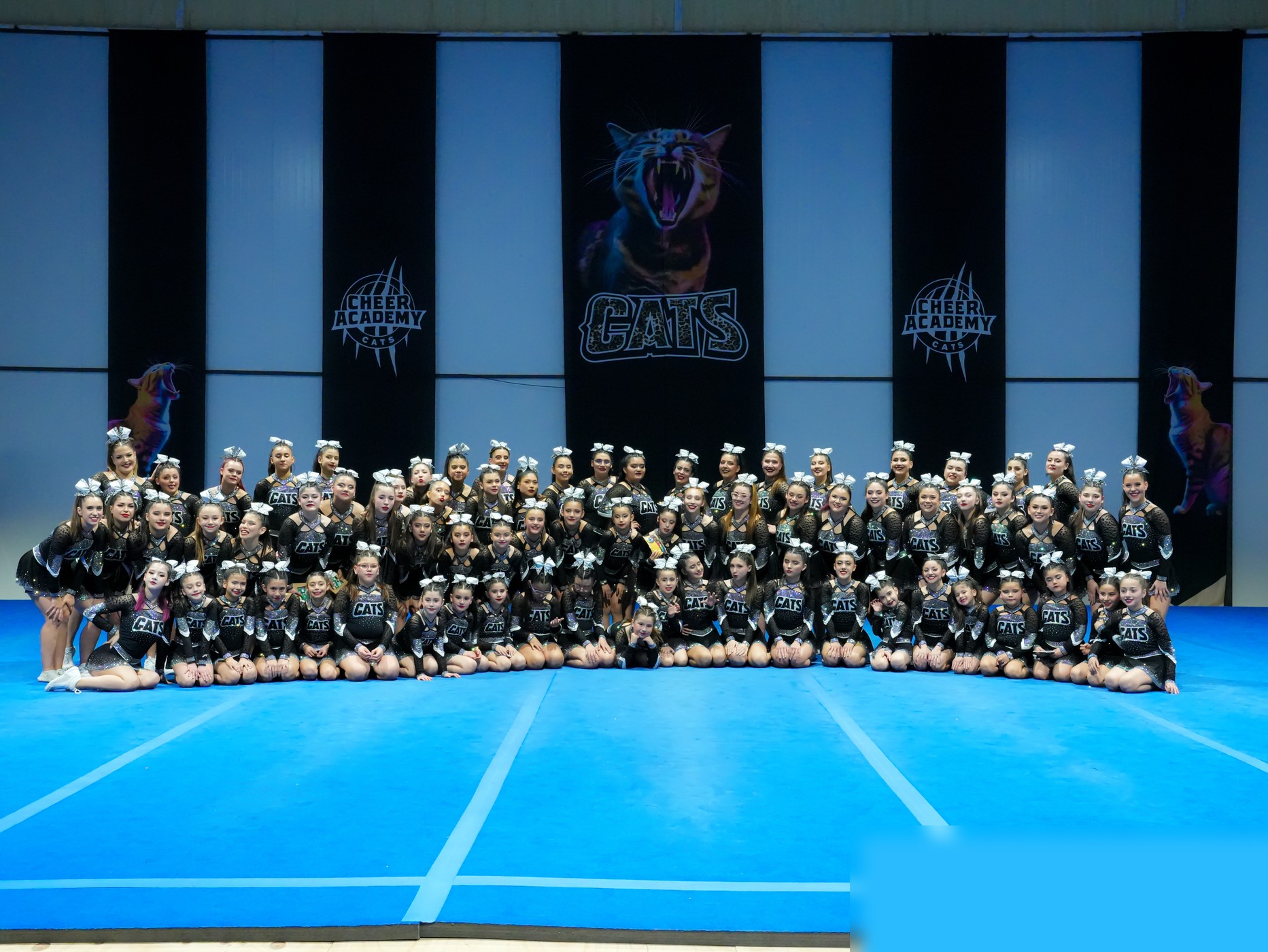 Comunidad de Cheer Academy CATS reunida en el gimnasio