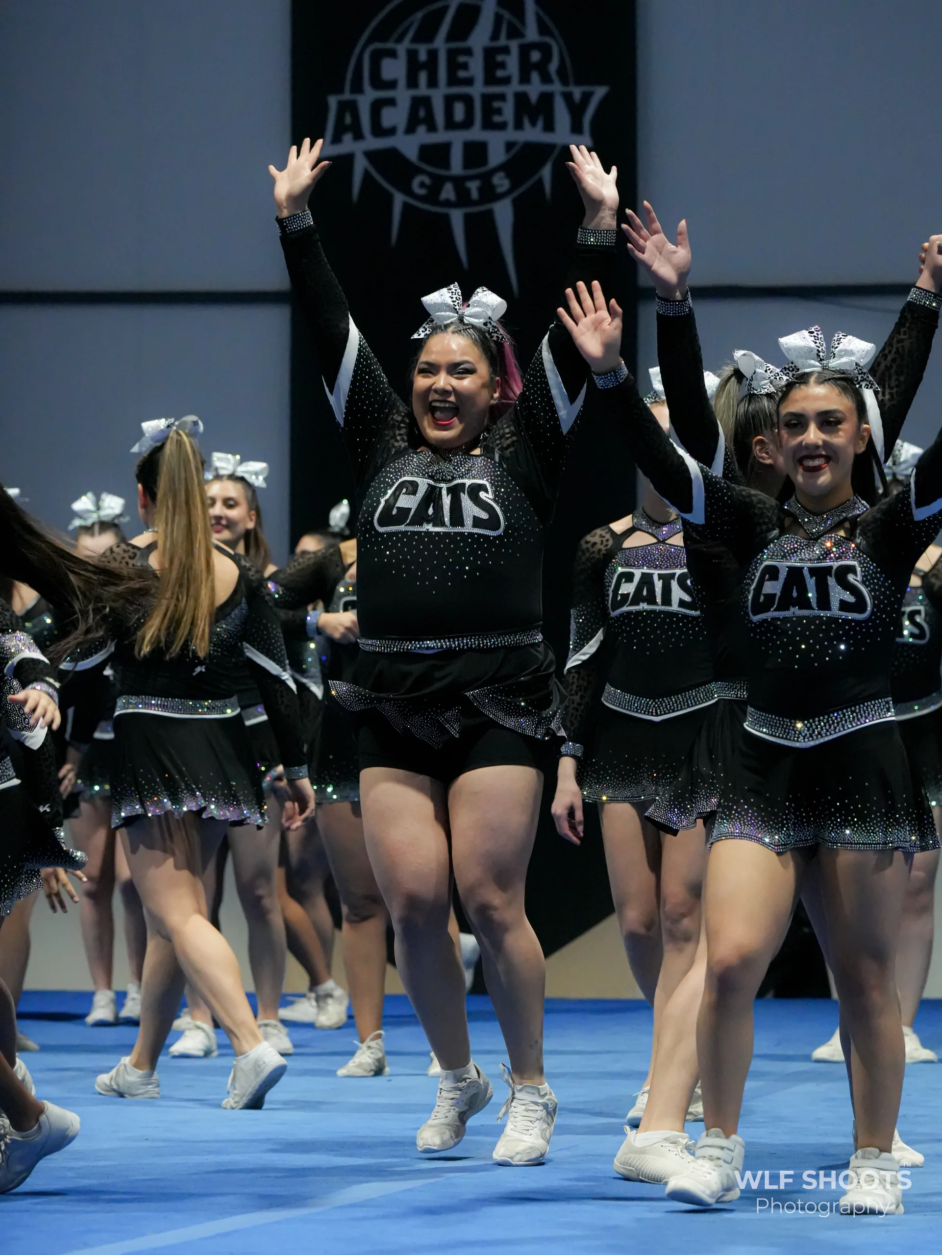 Atletas reales de CATS celebrando juntas en competencia