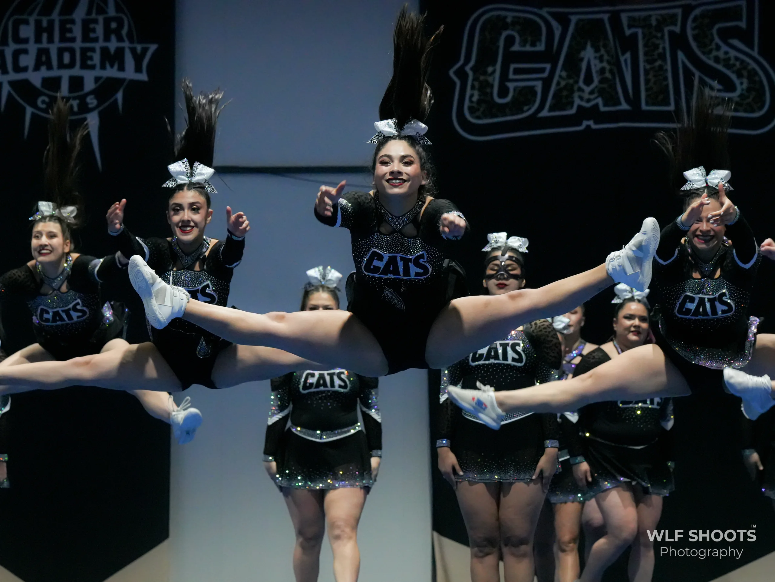 Atletas CATS en salto sincronizado