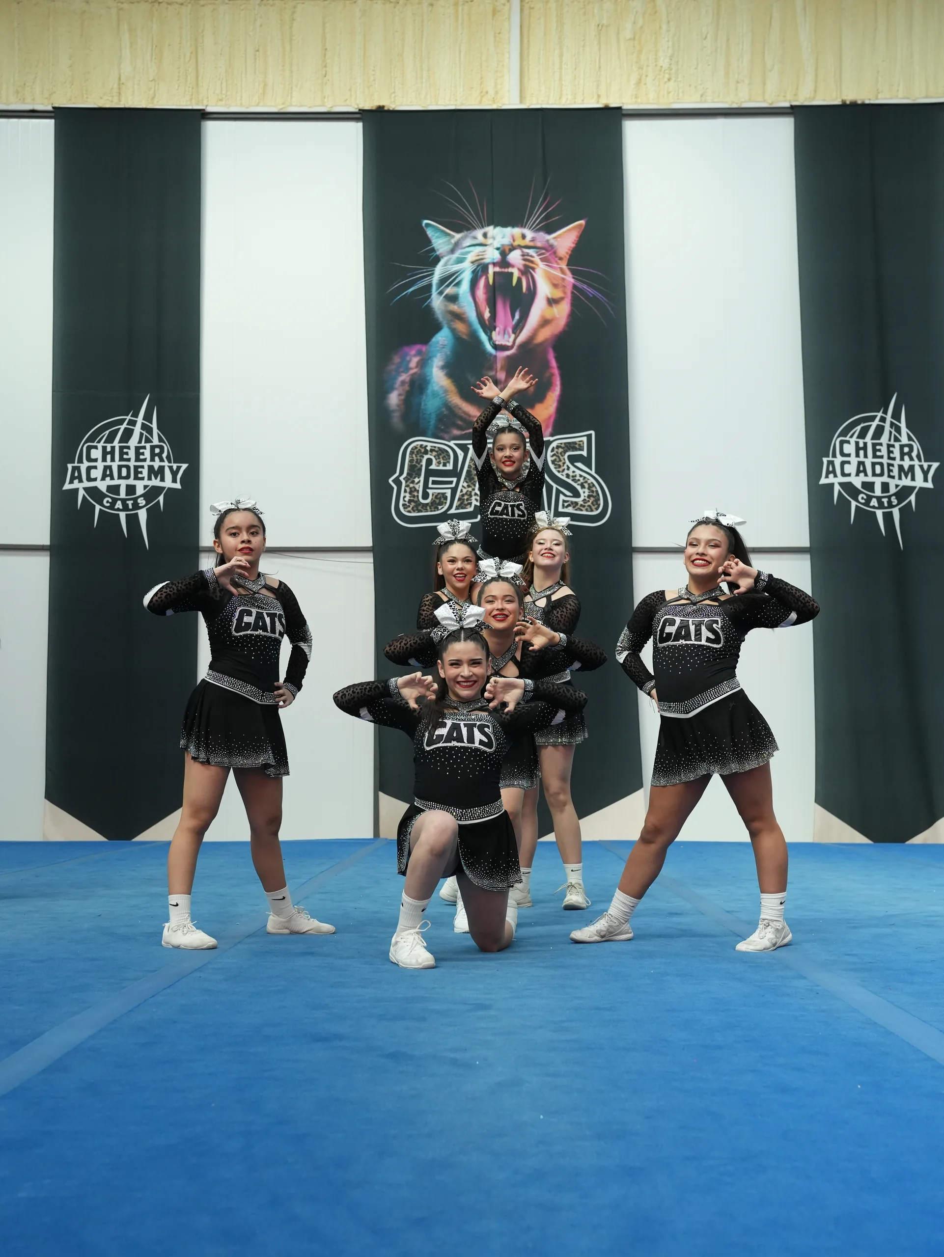 FierceCats en una formaci&oacute;n frontal sincronizada