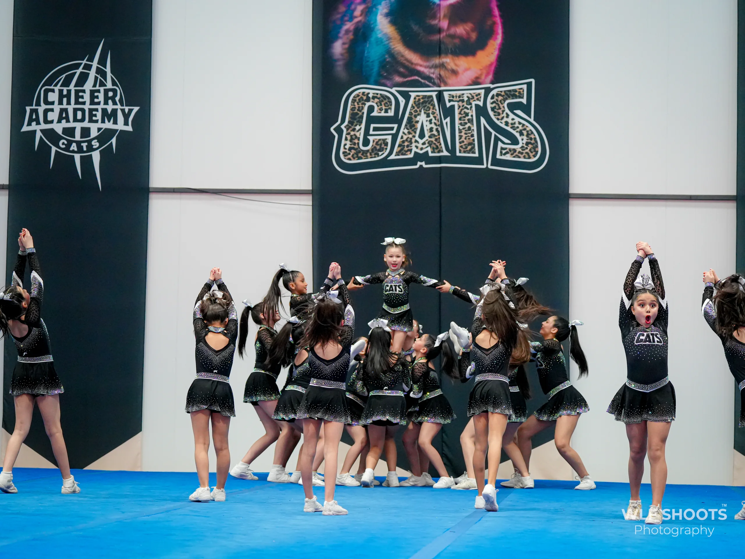 Equipo CATS unido durante una rutina