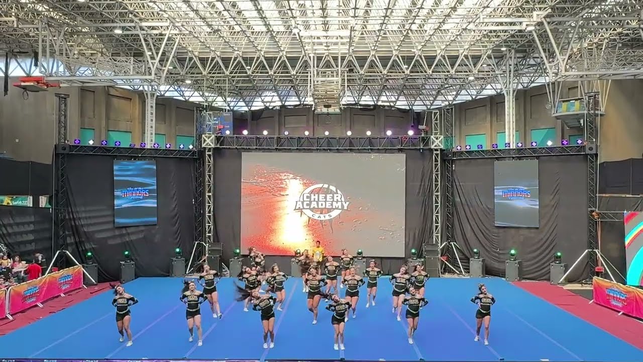 Equipo CATS durante una rutina oficial de competencia
